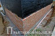 Строительство дома из керамических поризованных блоков. Гидроизоляция стен цокольного этажа.